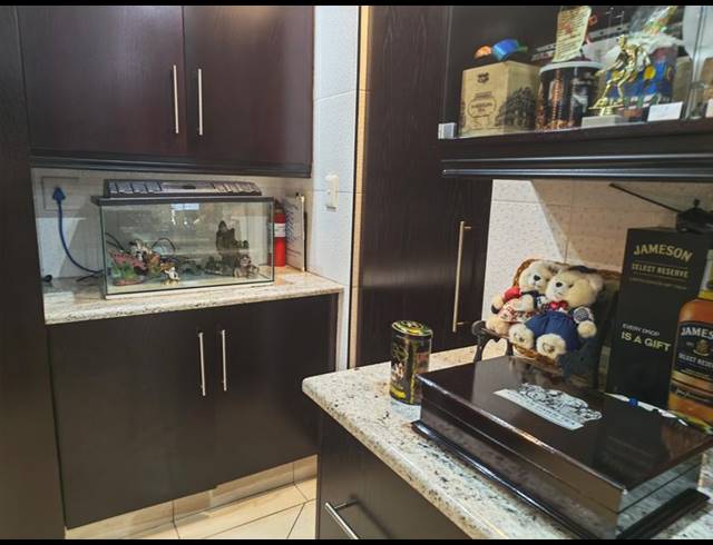 6 BEDROOM HOUSE FOR SALE IN GLENVISTA